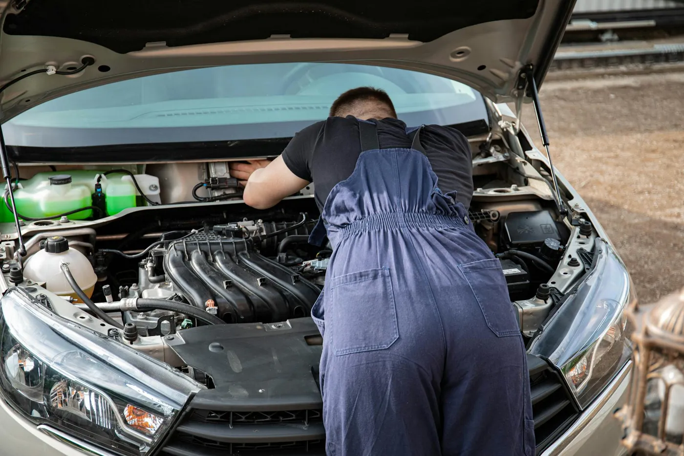 Técnico de RM Auto Climas reparando el sistema de aire acondicionado de un auto